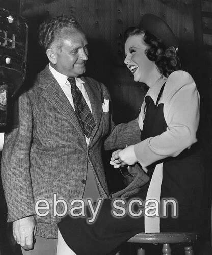 ACTRESS SINGER DEANNA DURBIN FRANK BORZAGE  CANDID    8X10 PHOTO   den-1
