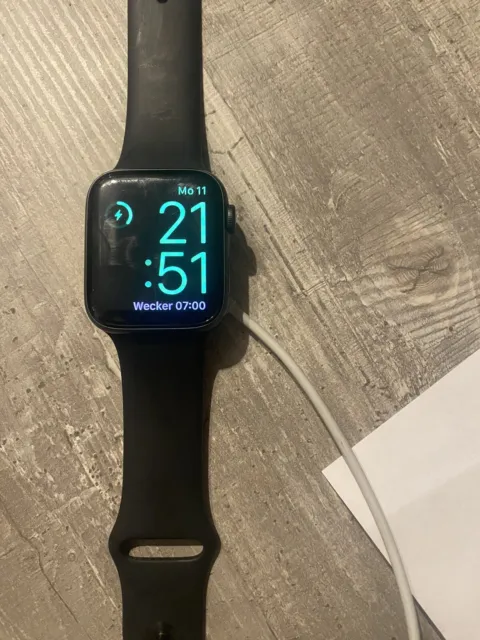 Apple Watch SE 44mm Aluminiumgehäuse-Space Grau mit Sportarmband in Mitternacht