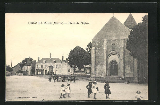 CPA Cercy-la-Tour, Place de l'Église