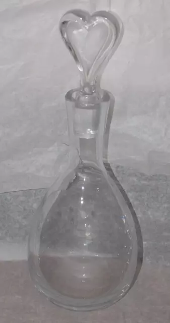 Carafe à liqueur en verre avec son bouchon en forme de coeur
