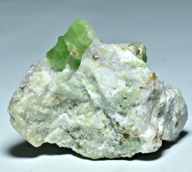Cristales diopsidos naturales de color verde superior de 309 quilates con pirita en matriz @ Afg