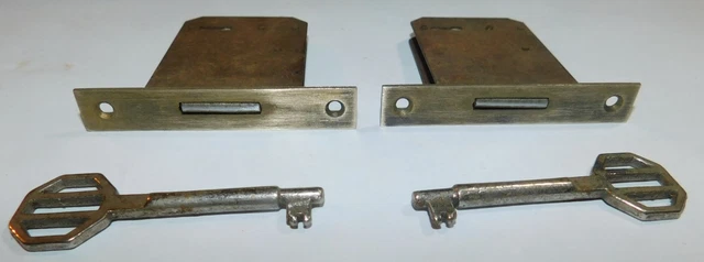 Serrure Ancienne En Fer Laitonné Pour Porte Ou Tiroir - Entraxe 20, Tireur Gauche, état Neuf