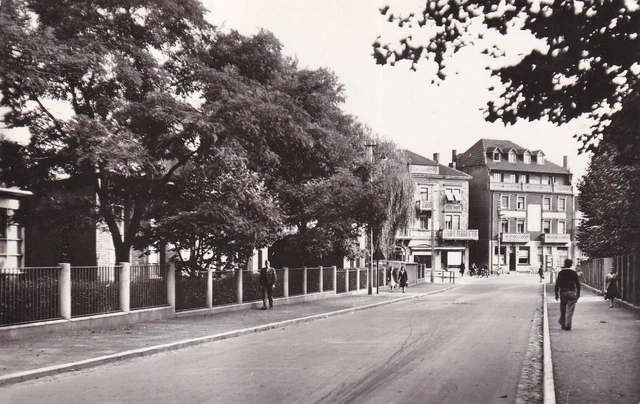 Carte postale ancienne postcard MERLEBACH MOSELLE rue du casino timbrée 1956