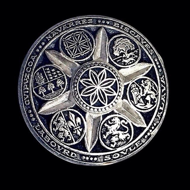 Superbe Broche Ancienne Aux Armoiries Du Pays Basque – Argenté Vintage