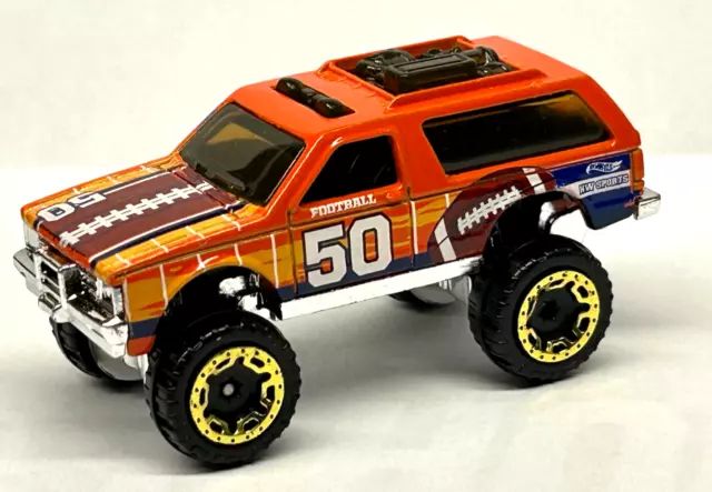 Hot Wheels 2018 Hw SPORTS Football Chevy Blazer 4X4 (Orange) État Neuf / en Vrac