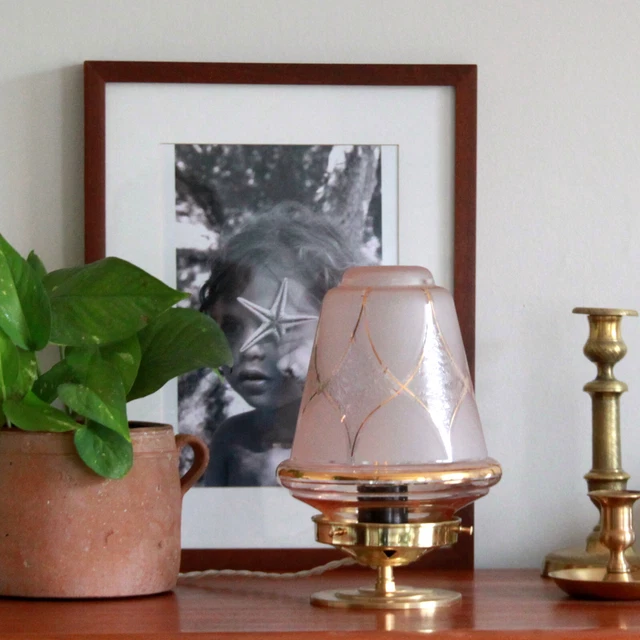 Lampe d'appoint globe ancien en verre rose avec des dorures, pied en laiton