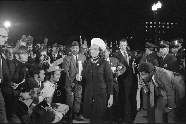 CORETTA SCOTT KING-1969 PHOTO Leading End Vietnam War Candle March - White House
