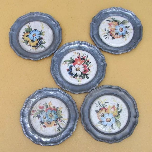 5 Zinnteller mit Keramik Blumenmotiv Ziertellerchen Untersetzer antik Sammlung