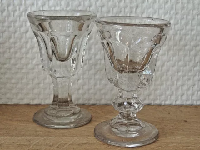 Lot de 2 beaux verres à pieds normands anciens. collection French Glass.