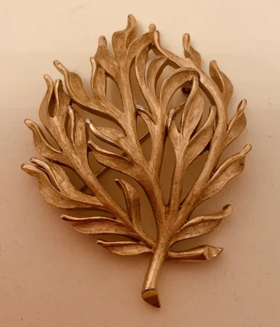 CROWN TRIFARI SIGNED Vintage Gold Tone 1960s Leaf Brooch Special  Piece