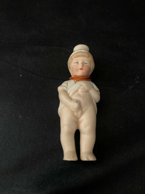 Sujet en biscuit polychrome figurant un jeune enfant dans l’esprit Manneken-Pis