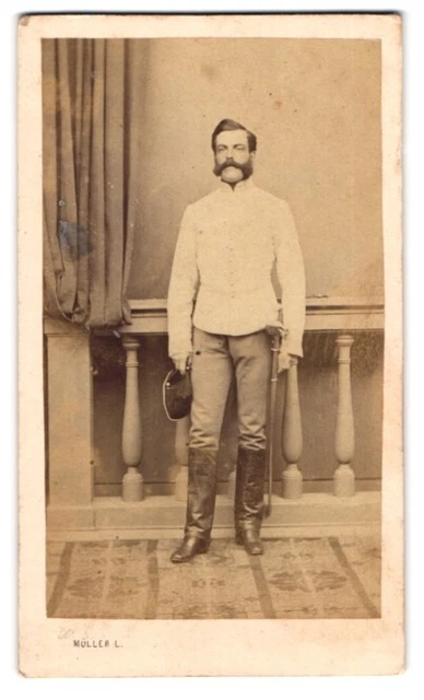 Fotografie Müller L., Debreczenben, K. K. Soldat in Uniform mit Säbel und Franz