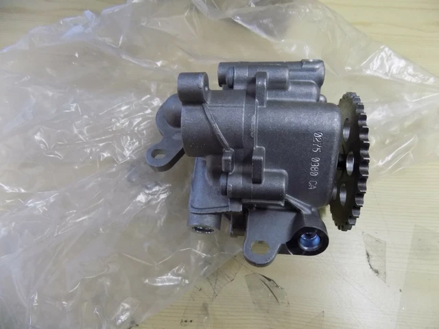 GENUINE LAND ROVER Defender 2.2 TDCI Puma Engine Oil Pump LR058095 £119 ...