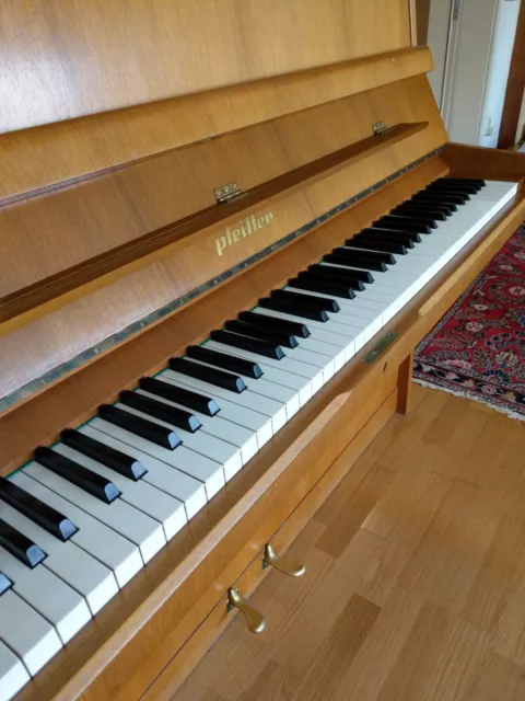 sehr gepflegtes Klavier, Marke Pfeiffer,  Baujahr ca. 1970, Höhe 112 cm