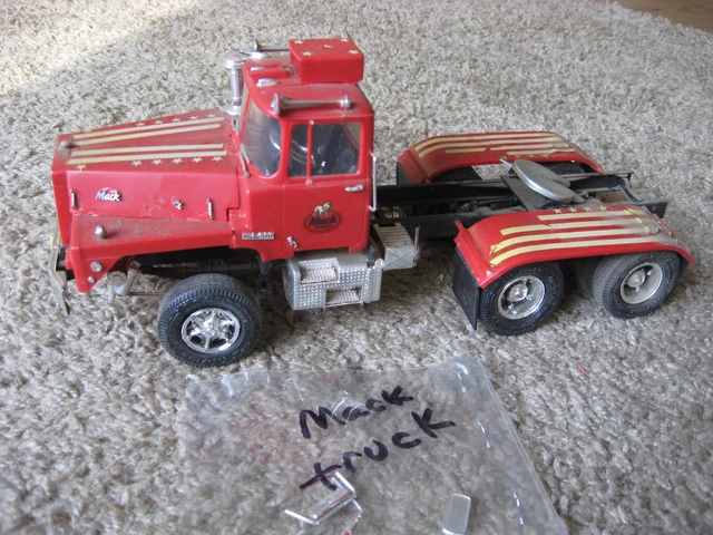 MPC 1/25 マック DM800 トラクターヘッド mxn26g8 MPC Mack DM800 Semi Tractor 1:25 Scale Model Kit | Round2