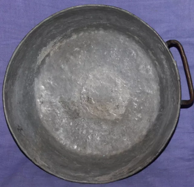 Ancien bol de cuisson en cuivre en conserve fait main populaire
