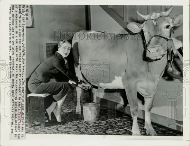 1956 Press Photo Anne Jeffreys learns to milk cow in New York hotel room.