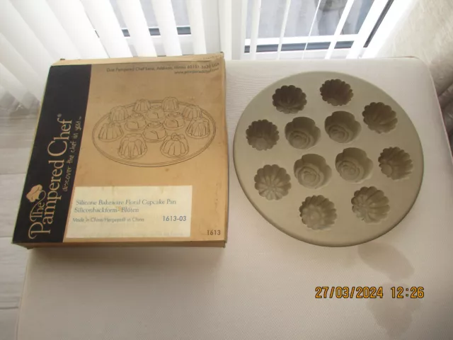 Pampered Chef Floral Cupcake Silicone Pan