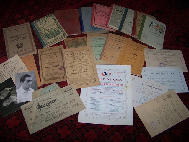 Lot De Vieux Papiers Et Documents Anciens - Avec Timbres - À Voir Sur Photos - France