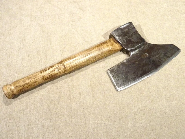 Hache Ancienne En Fer Forgé - Outil Vintage État D'Usage - France