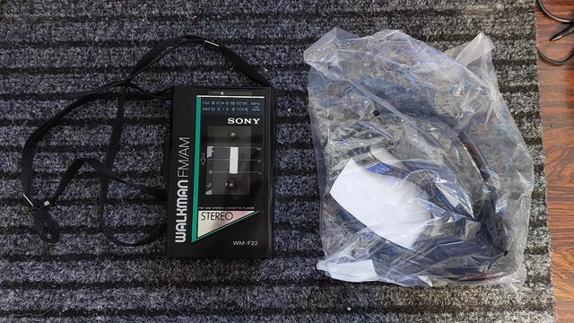 Sony Walkman FM/AM WM-F2085: Un classique des années 80! (Défectueux) à