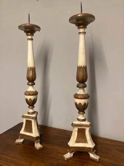 Coppia di candelabri in legno laccato oro e bianco . epoca LUIGI XVIII sec Itali