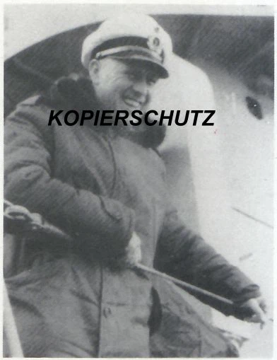 UBOOTKRIEG FOTO U 264 KOMMANDANT HARTWIG LOOKS ALS K.z.S. IN DER
