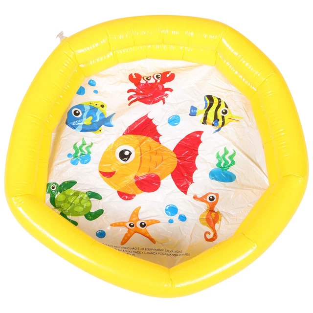 Bambino Che Prende Il Sole, Nuota Con Un Giocattolo Gonfiabile in Piscina Immagine Stock