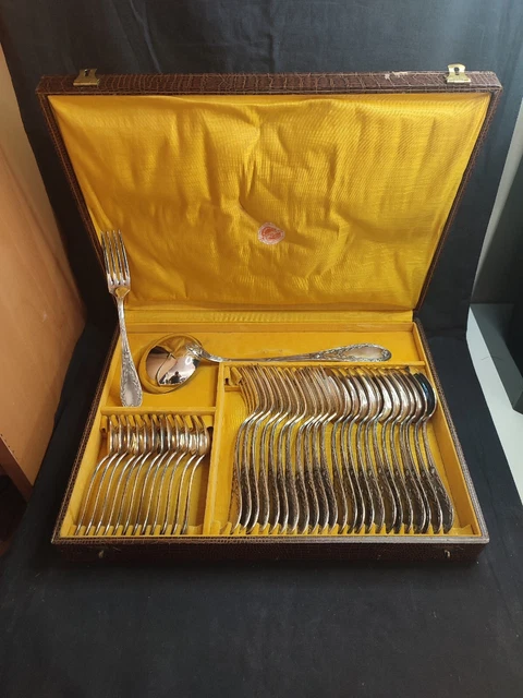 Ménagère en métal argenté de style Louis XVI orfèvre APOLLO 37 pièces