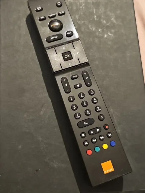 eps10 vecteur orange télécommande tv ligne art icône isolé sur fond blanc.  symbole de contour de télécommande de télévision dans un style moderne  simple et plat pour la conception de votre site