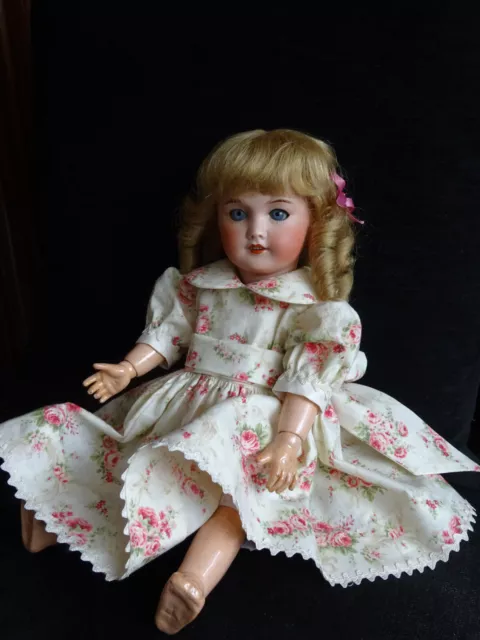 robe de poupée ancienne  de 36 cm.  Jumeau   SFBJ   tissu fleuri  galon ancien 