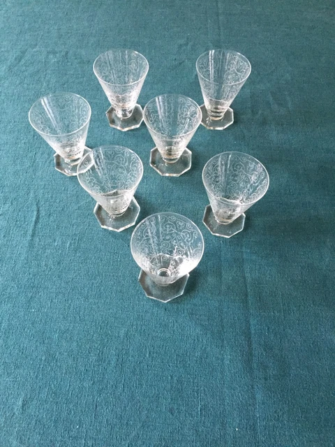 Superbe série de 7 verres apéritif ou digestif Art Déco gravée, pied hexagonal