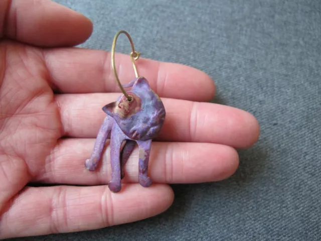 Vintage purple enameled metal tridimentional body dangles cat pendant