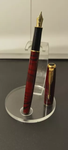 Stylo à plume Parker modèle sonnet laqué bordeaux et noir