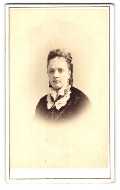 Fotografie J. Keens, Hackney, Portrait junge Dame mit Flechtfrisur