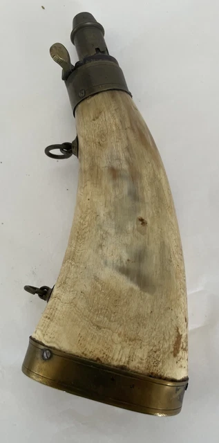 Poire à poudre pour fusil en laiton et corne matricée avec forme courbe