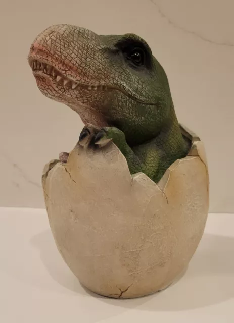 Design Toscano Baby Tyrannosaurus Rex in a Dino Egg Statue QM2728000