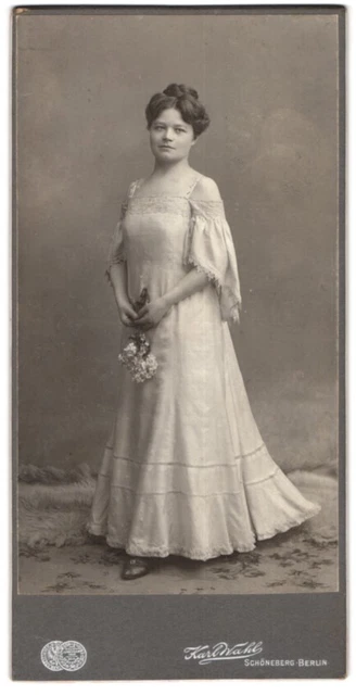 Fotografie Karl Wahl, Berlin-Schöneberg, hübsche junge Dame im hellen schulterf