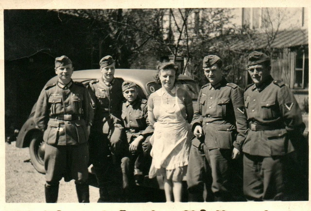 FOTO, 2.WK. WEHRMACHT, Calais/FRA 1941 Soldaten vs. Dienstmagd (MB