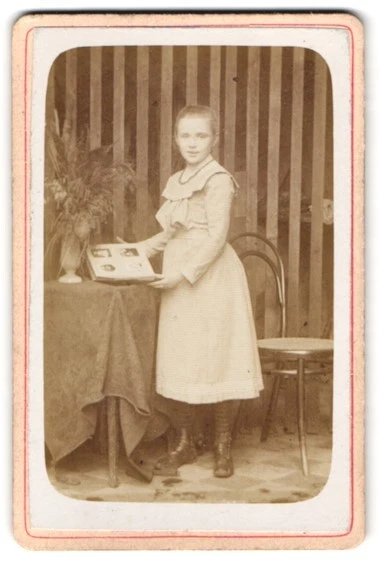 Fotografie Fotograf und Ort unbekannt, Portrait junges Mädchen im hellen Kleid