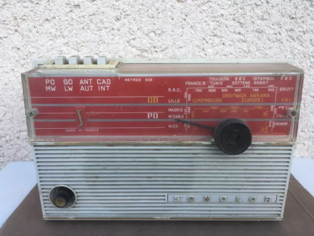 Ancien transistor / Petite radio à piles / Sonolor / Pièces /  Collection