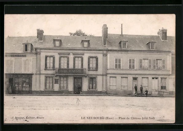 CPA Le Neubourg, Place du Château côté Sud