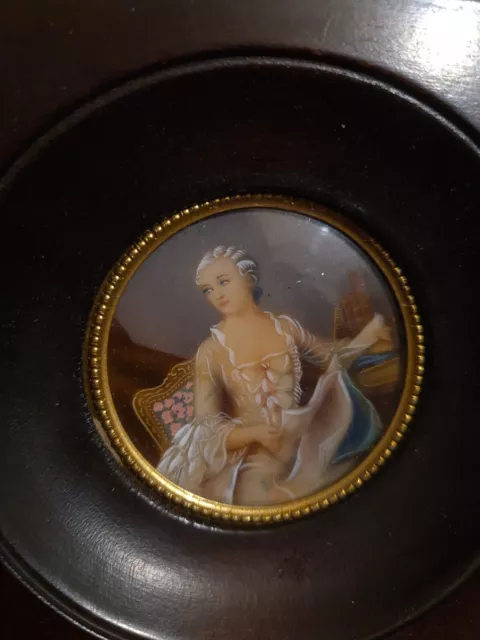 miniature au profil d'une élégante dans un cadre en bois