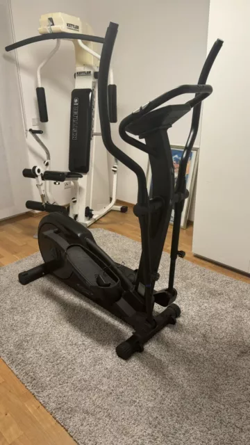 Wenig gebrauchter Crosstrainer der Marke Cardiostrong Modell ex40 in schwarz