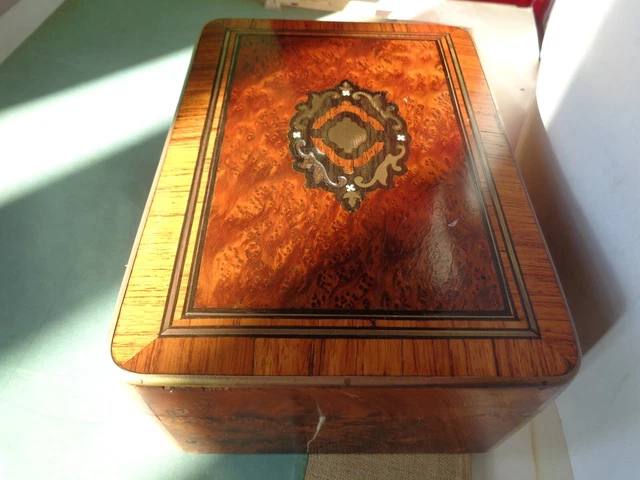 Coffre à bijoux orné en bois et laiton vintage ~ Rempli de toutes sortes de bijoux! - Canada
