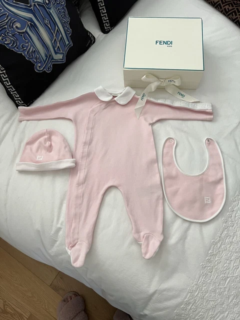 Cappello e abito bavaglino Fendi per bambine, età 6 mesi