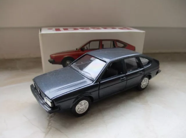 VW Passat 32B 5-Türig Grau/Blau Metallic Schabak 1:43 OVP Box