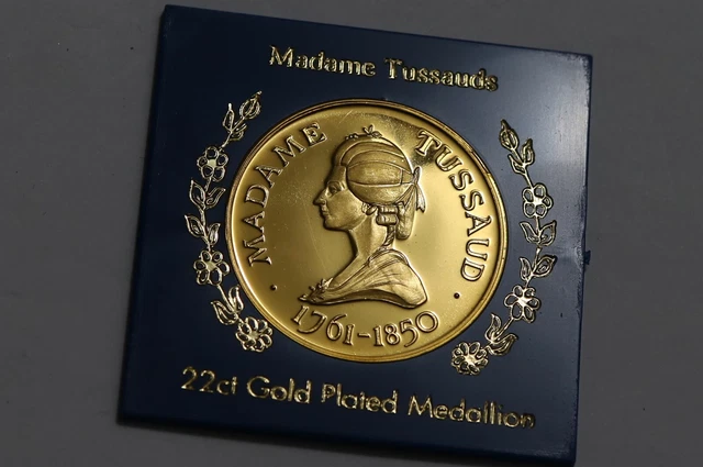 UK GB MADAME TUSSAUD 22CT GOLD PLATED MEDALLION PROOF CASED 39mm B47 CG48