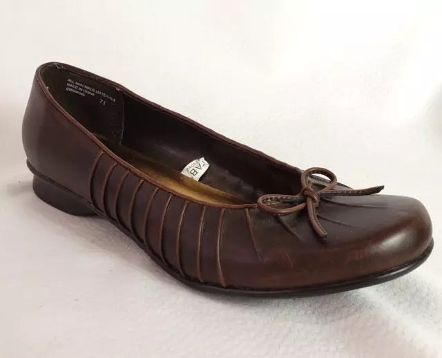 Xhilaration Brown Flats Womens Size 7.5 Slip On Shoes Pre Owned