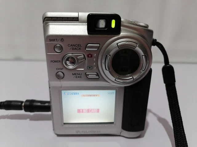 Fuji Finepix 4700 Zoom Digital Camera Silver 2.4 MP LENS COVER DOESNT CLOSE